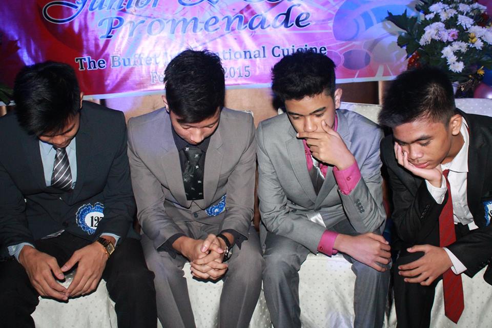 Wackyflow's tweet photo. No promdate be like :( :) @ChstyAllen #Maynard #Limont #LASTPROM http://t.co/TXJ2YKBsSs