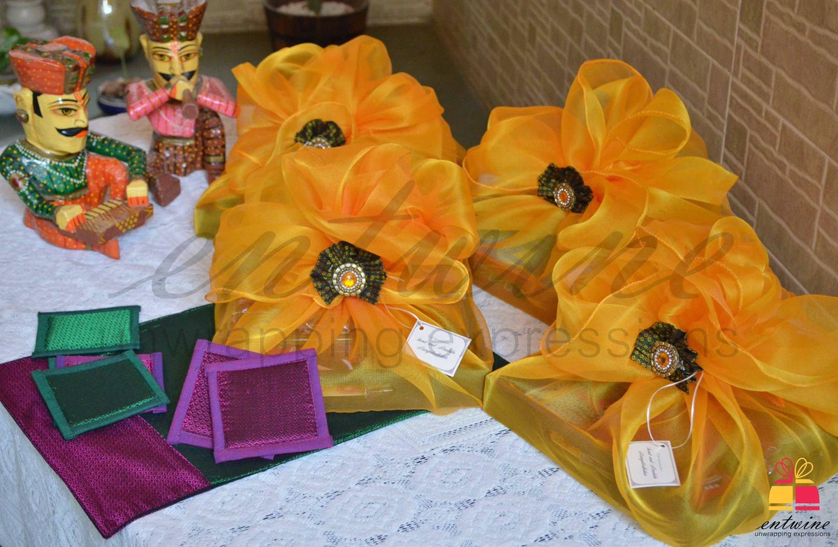 Entwine_info's tweet photo. Say hello to the turban! Twiners revamp the pheta! @mayuris500 @prutha_kulkarni @kulkarnitanvi #giftideas #Entwine http://t.co/A2fROhMOyB
