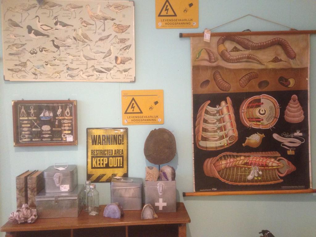 loods5's tweet photo. Lekker (t)huiswerksfeertje voor het weekend... #vintage #oudeschoolplaten #behang #studioditte http://t.co/N8sJiUMXht