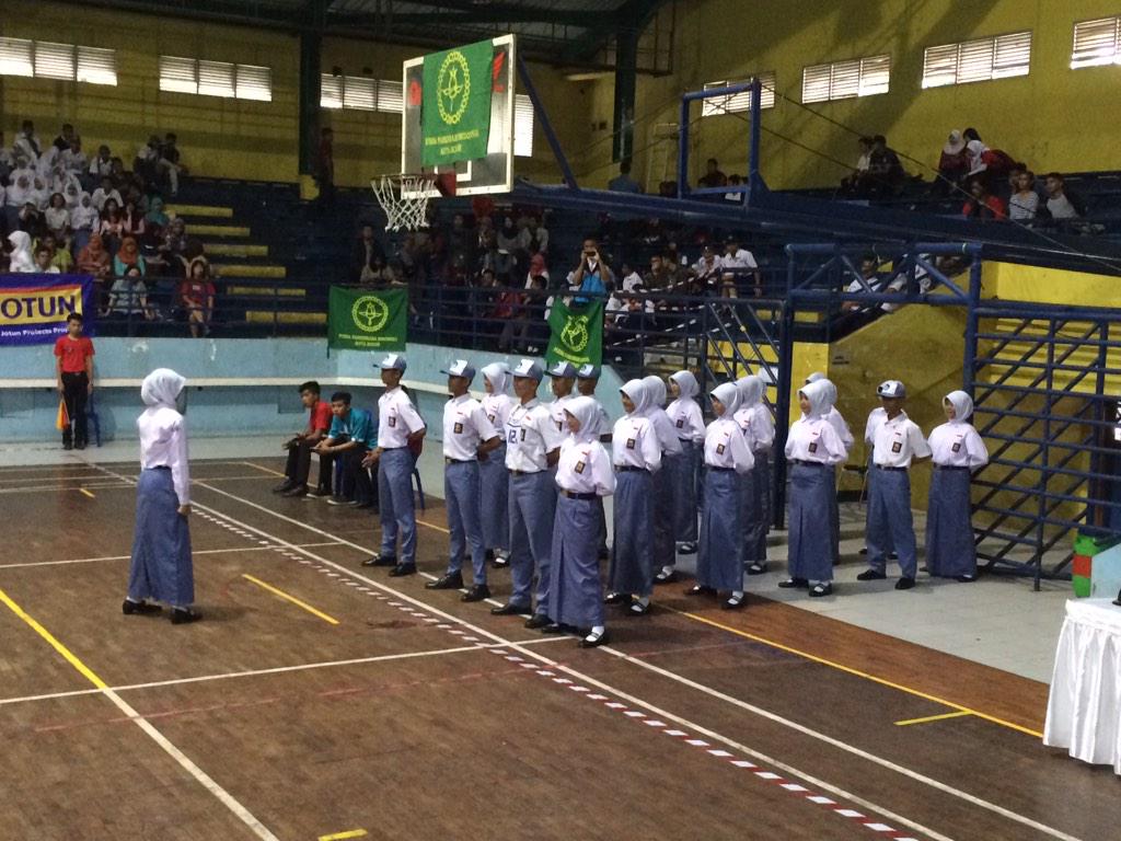 Lkbb_KotaBogor's tweet photo. Peserta SMA nomer urut 12A telah memasuki lapangan perlombaan http://t.co/8ozNUuJQxY