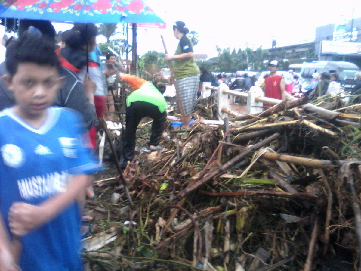 .<a href="/dbmpkotabdg/">DBMP Bandung</a> RT <a href="/joeradiaz/">Joeradiaz</a>: Sampah gunung penyebab banjir besar di cikadut  #sikonbdg