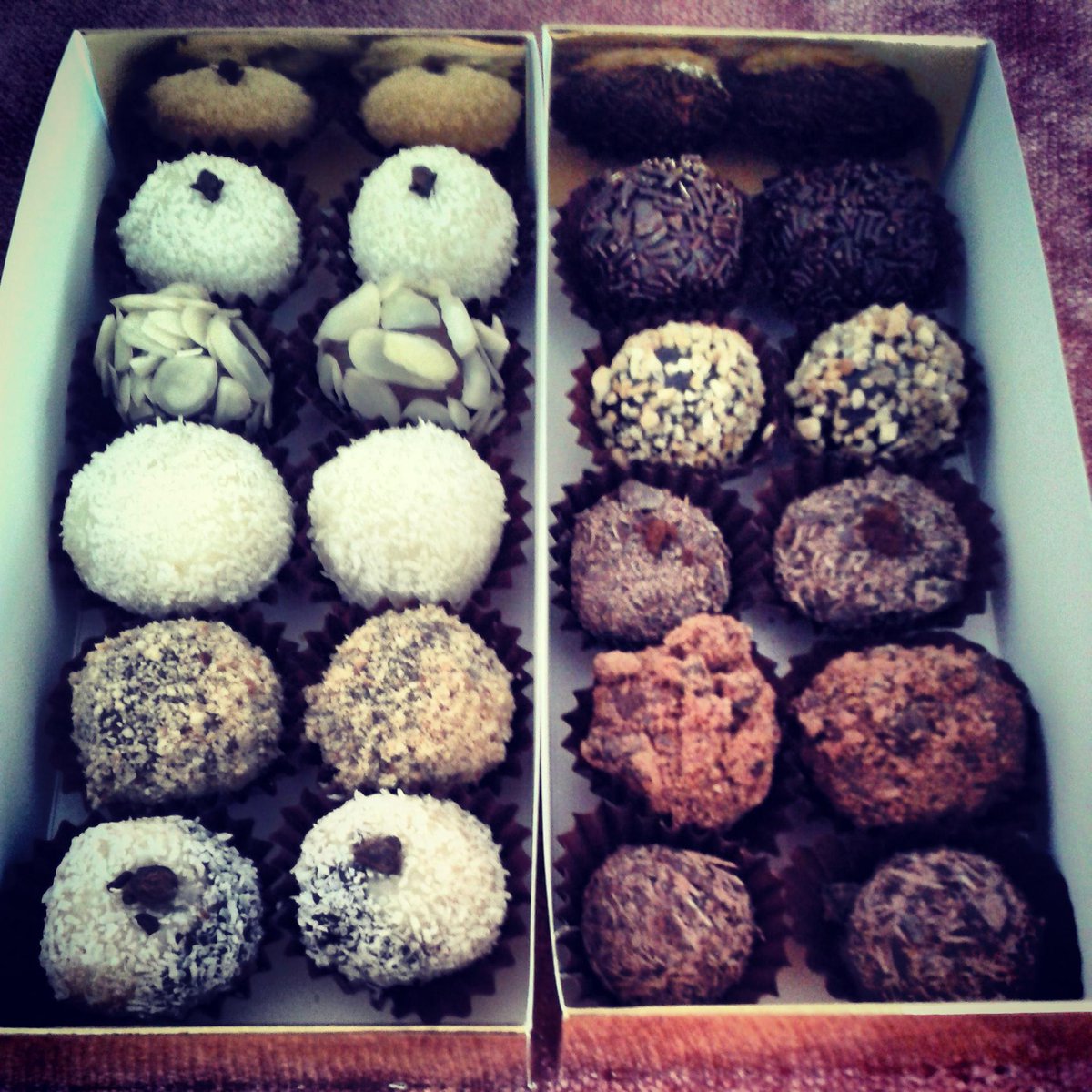 brigaderiaesp's tweet photo. ¿A quién le gustaría probar un brigadeiro ? #brigadeiro #brigadeirogourmet #ritabrigadeiro #chocolateríagourmet http://t.co/kQJNLoRPB8