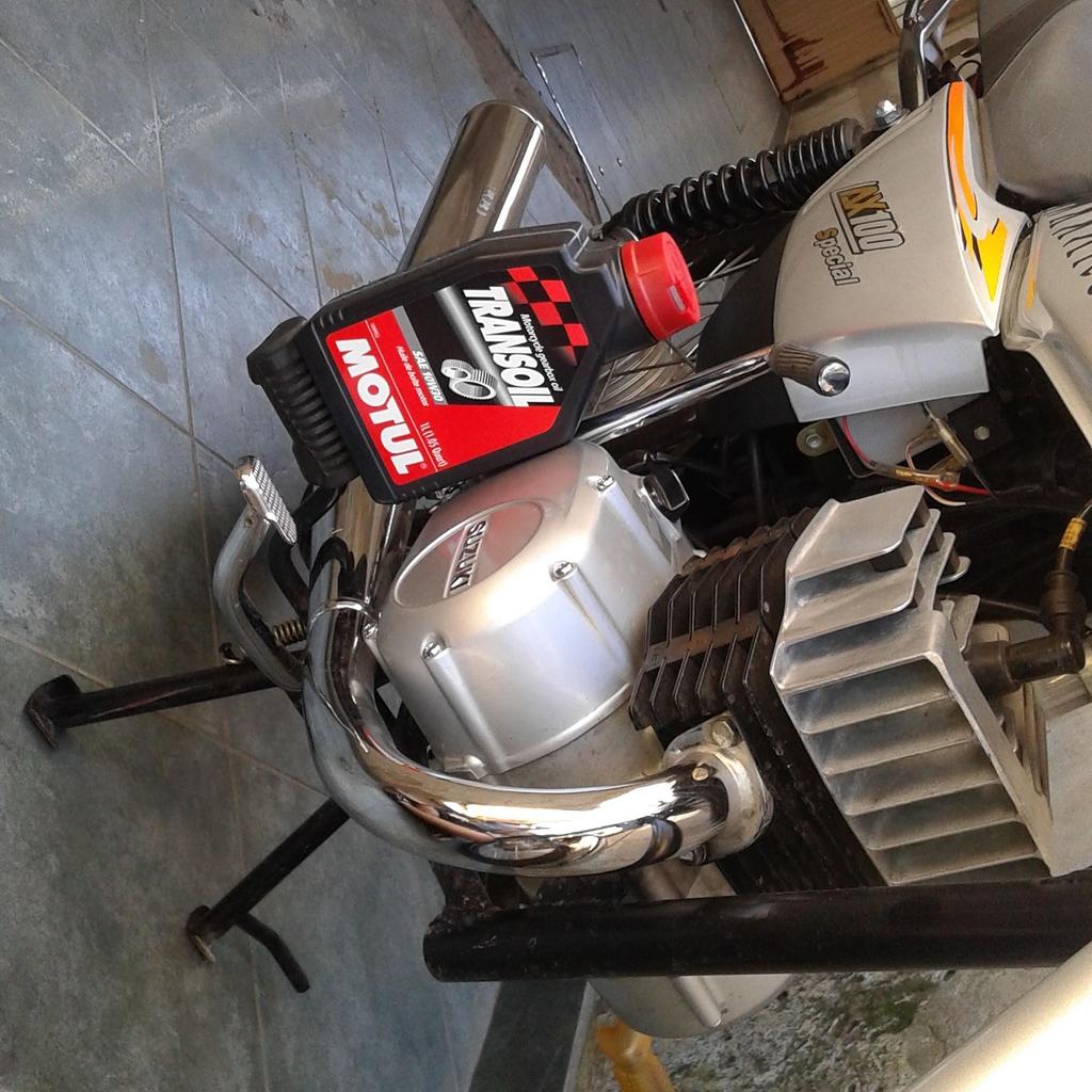 nachitogarcia1's tweet photo. 7 meses con el mismo aceite ya necesitabas un cambiaso #Suzuki #Ax100 #Motul #Transoil http://t.co/UaaVF7AlRY
