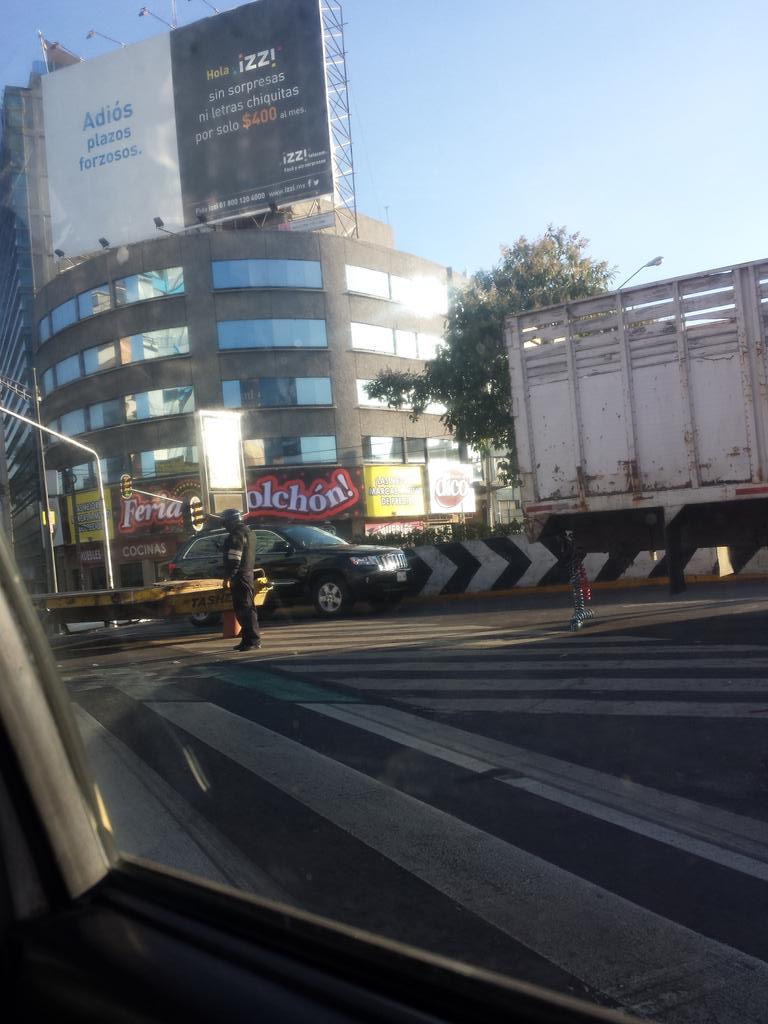 thelmachavez's tweet photo. Se cayo remolque de camión Insug y div del nte @retioDF @TraficoReporte @dftrafico @CopilotoDF http://t.co/ejX8l36Mbq
