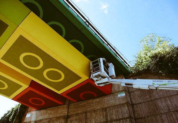 PrestigeDiesels's tweet photo. A crew in Germany painting a railway bridge like Lego bricks...

Love this idea to add a touch of fun..

#Transport http://t.co/gQ82D1vpKc