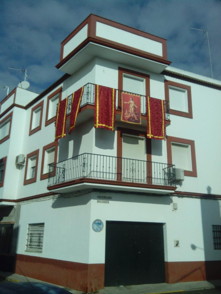 RubiPoley's tweet photo. Mi balcón preparado para recibir a la asunción gloriosa , reina de cantillana y la alegría del pueblo . http://t.co/rHyXqUBio0
