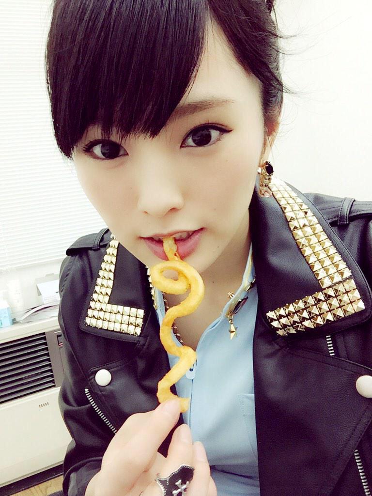 RankingAkb's tweet photo. どっちが好き？

山本彩→RT

島崎遥香→ファボ http://t.co/FNYQgliSgB