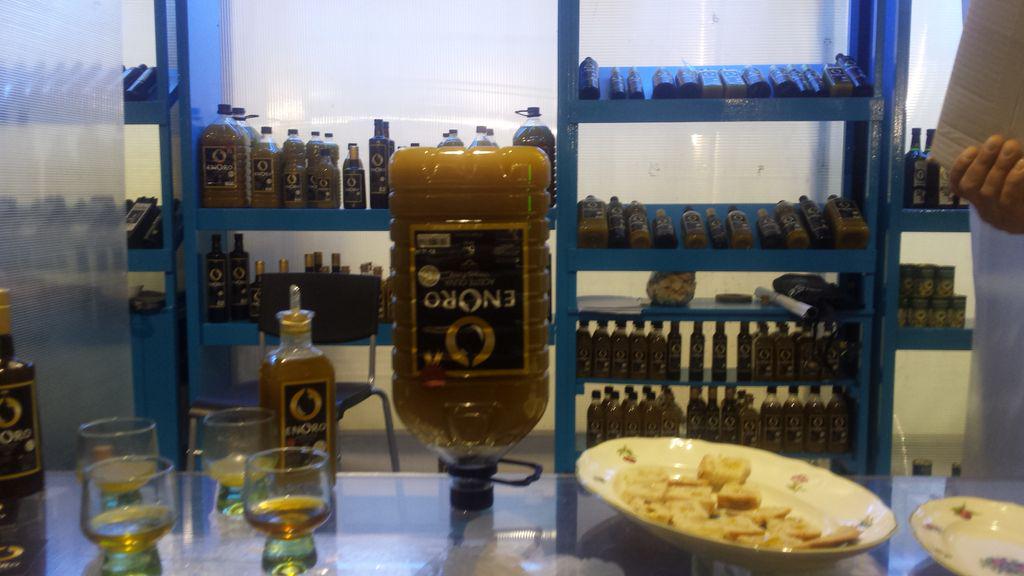aceitesenoro's tweet photo. Buenos dias...os presentamos la primera imagen de esta feria de diputación....el frio es el primer invitado. http://t.co/D3wu9FdLOW