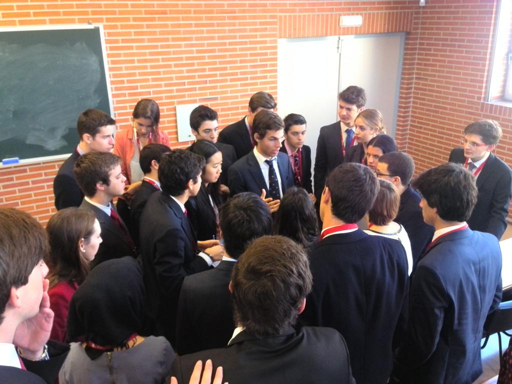 ELG_unav's tweet photo. Se teme que una crisis está a punto de estallar.
Los delegados negocian posiciones sobre fracking
#unmunELG @counmun http://t.co/QP11OGJJnH