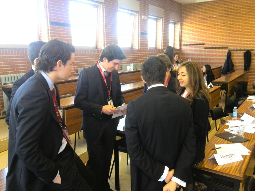 ELG_unav's tweet photo. Se teme que una crisis está a punto de estallar.
Los delegados negocian posiciones sobre fracking
#unmunELG @counmun http://t.co/QP11OGJJnH