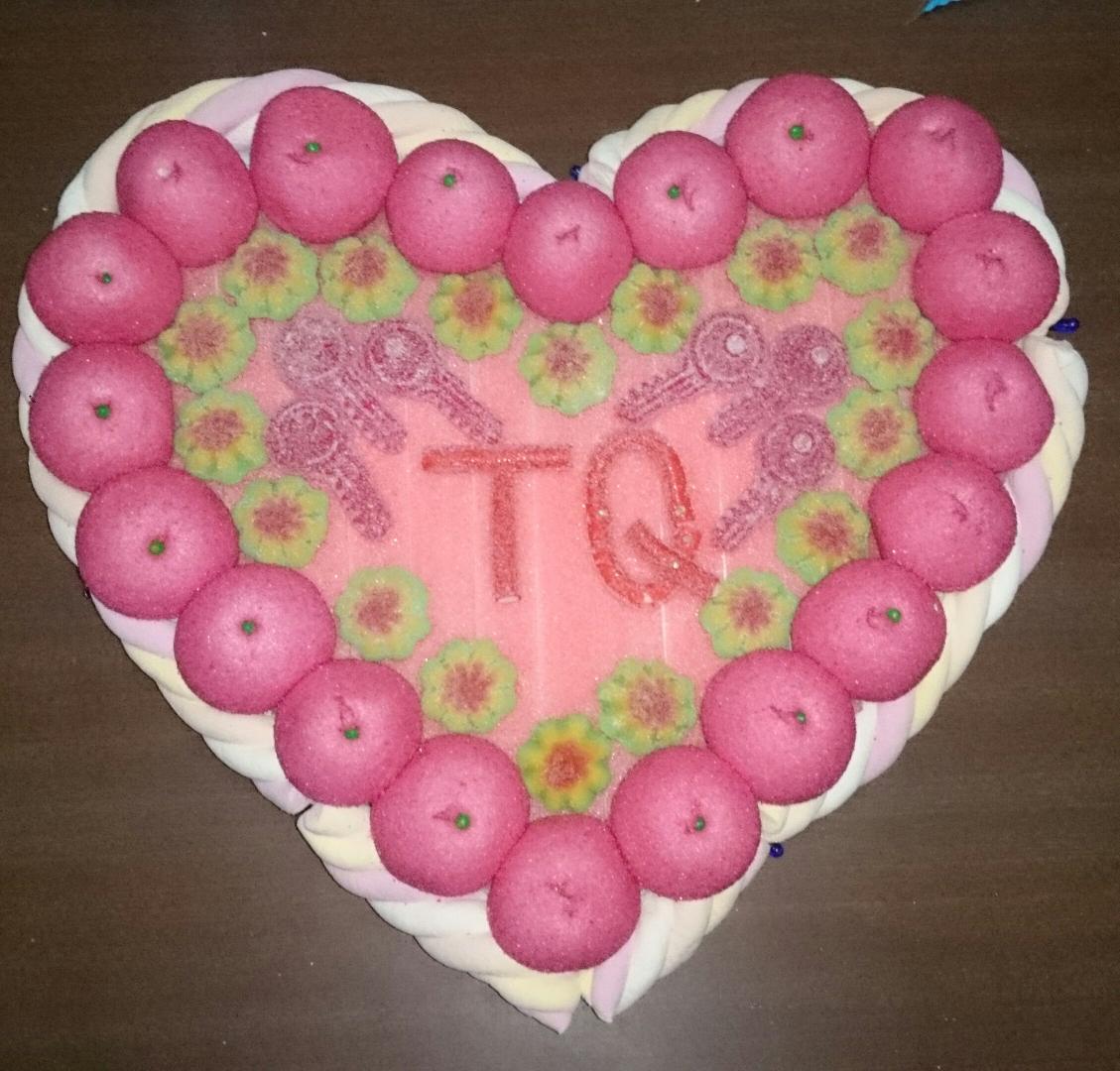 RocioRodrigoP's tweet photo. Se hacen tartas de gominolas para San Valentín por encargo preguntarme a mi. http://t.co/XbwPEHbQ1T