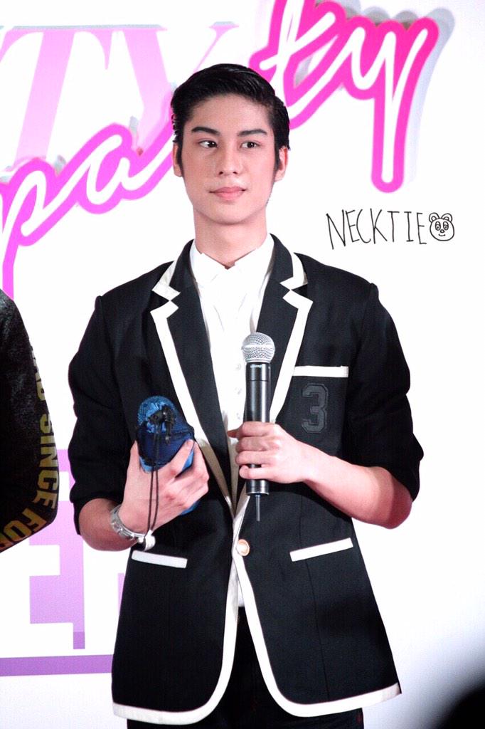 From92NT's tweet photo. @AugustZu คิดถึงจังง #AugustFamily #TeamAugust อะมีครบละ 55555 @Augu8ter #lovesicktheseries 🐧💕💕💕 http://t.co/jciib70TO5