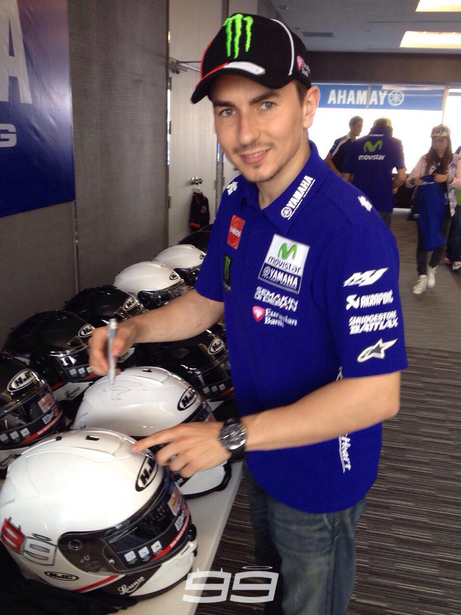 lorenzo99's tweet photo. Hoy hemos estado en Tailandia con @yamaharacingcom! / In Thailand with #Yamaha! http://t.co/YeXP1tIKSB