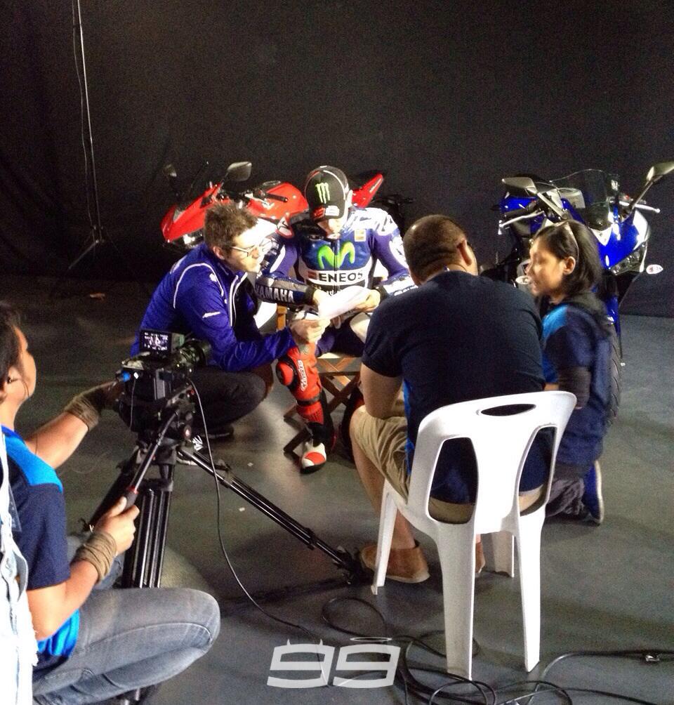 lorenzo99's tweet photo. Hoy hemos estado en Tailandia con @yamaharacingcom! / In Thailand with #Yamaha! http://t.co/YeXP1tIKSB