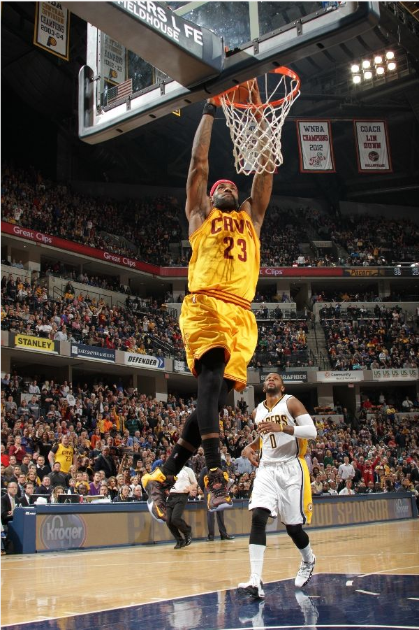 LebronYassine's tweet photo. @KingJames goes up for a dunk. http://t.co/AxDQ8E5t3Z