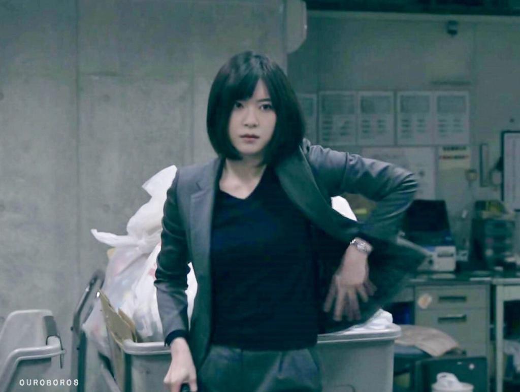 𝕵𝖚𝖗𝖎𝖘𝖉𝖎𝖈𝖙𝖎𝖔𝖓 No Twitter ウロボロス画像 第4話 美月が銃をホルスターに収める時 手でジャケットをパッとはらうのが好き マイケルジャクソンのbillie Jeanやsmooth Criminalを彷彿とさせるw 上野樹里 ウロボロス 上野樹里 Http T Co 1e2mjjuu56