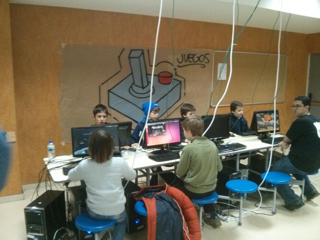 KConstructors's tweet photo. Todo un éxito la #install2015 organizada por los alumn@s del Colegio Ártica #softwarelibre http://t.co/CILD0q95QT