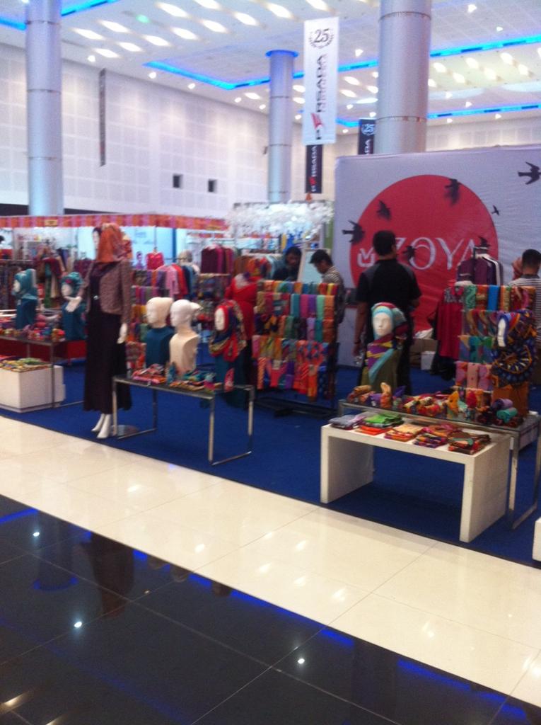 eventsurabaya's tweet photo. Suasana booth di indonesia moslem fashion expo 2015 #liveevent #eventsurabaya #imfe2015 #grandcitysby http://t.co/acZTcrO0Uh
