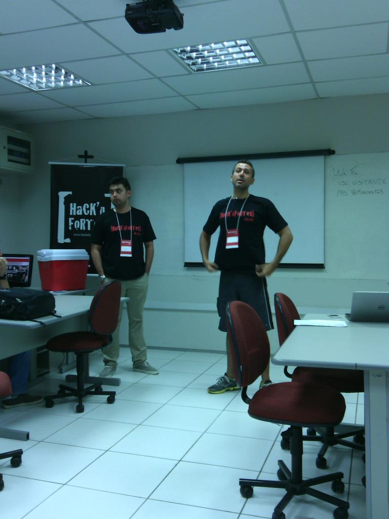 hacknfortes's tweet photo. O Hack'nFortes já começou. Nosso cliente, Zé da Graxa propôs um desafio pras nossas equipes. #Hackathon #Delphi http://t.co/m2clpza144
