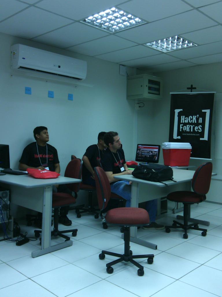 hacknfortes's tweet photo. O Hack'nFortes já começou. Nosso cliente, Zé da Graxa propôs um desafio pras nossas equipes. #Hackathon #Delphi http://t.co/m2clpza144
