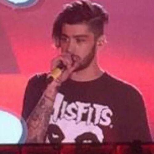 Kill_Modest's tweet photo. Wtf zayn!  What are you doing!!!???!!  #otrat #ZaynMalikWhyAreYouSoHot http://t.co/hiPyKfpD3e