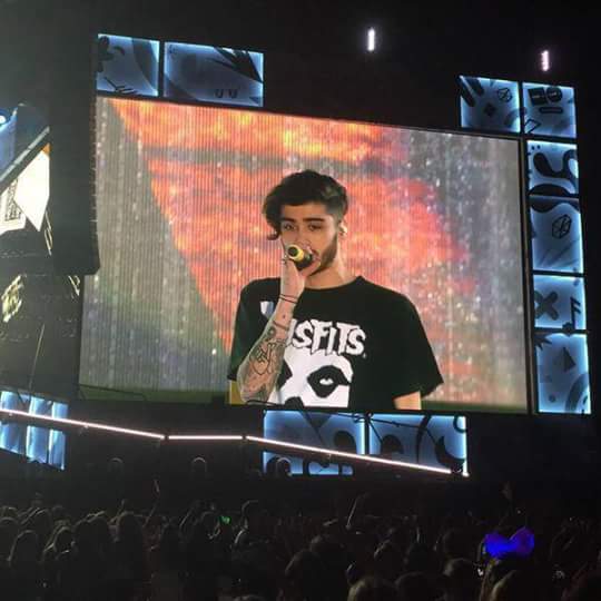 Kill_Modest's tweet photo. Wtf zayn!  What are you doing!!!???!!  #otrat #ZaynMalikWhyAreYouSoHot http://t.co/hiPyKfpD3e
