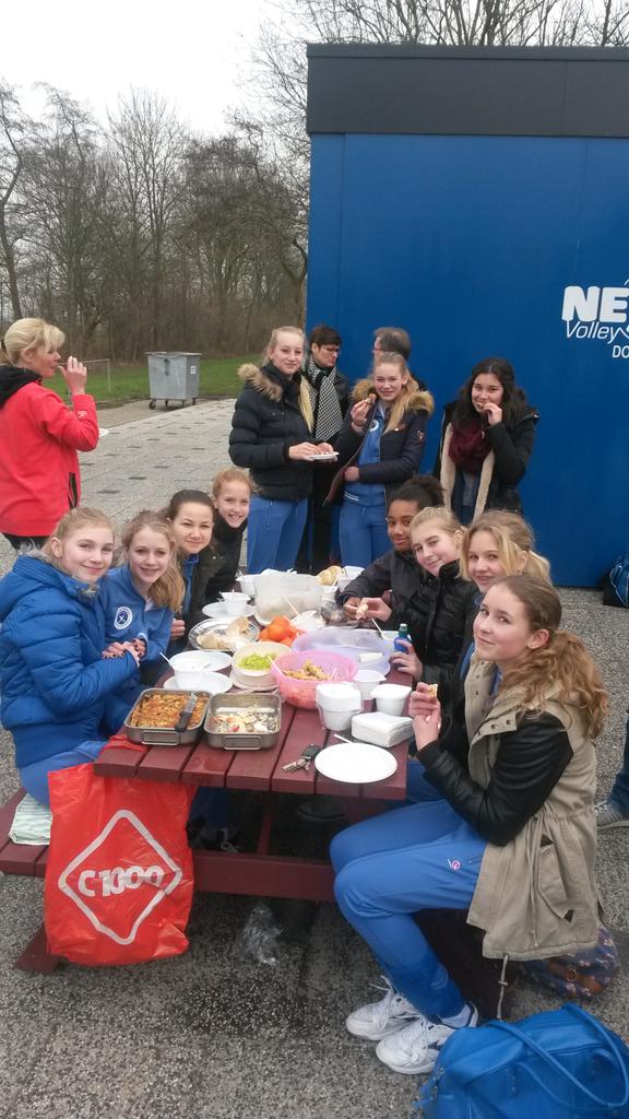 COMPAEN_MC1's tweet photo. Altijd gezellig met#compaen #mc1 #nojk  let's have a picknick 😀 http://t.co/HLskxSAChF