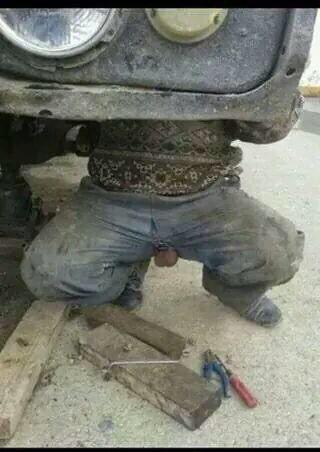 polillafeliz's tweet photo. Mecánico que se respete cuando se agacha a mirar  el carro se le ve la raja de atrás ...pero este es el mas 😂😂😂😂 http://t.co/Ee9vEUvnas