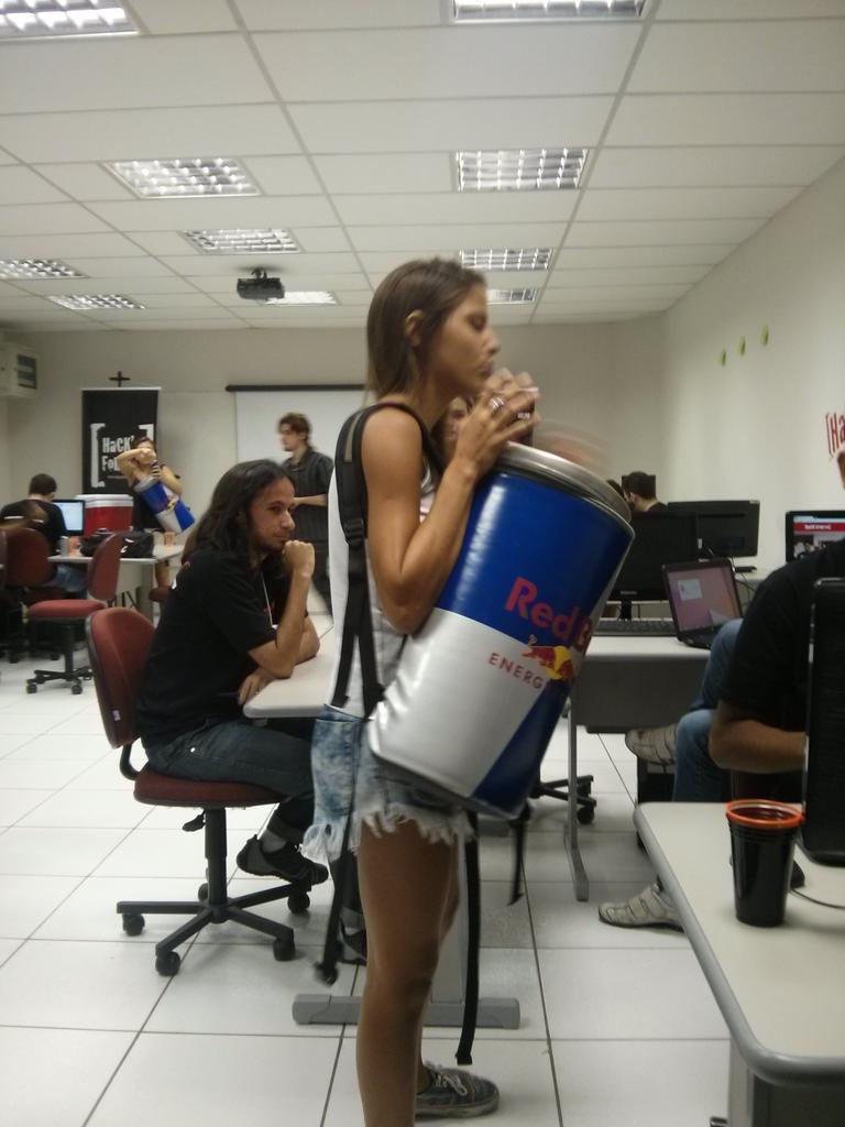 josearaujofh's tweet photo. Meninas da #RedBull marcando presença no #HacknFortes. @victoryjorge @FernandoRizzato @activedelphi @DevartSoftware http://t.co/EvjxZmyHoL