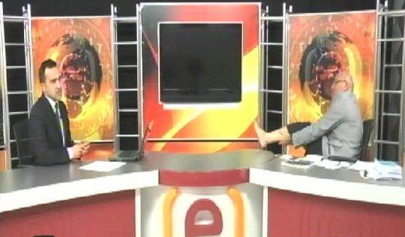 Bu da oldu, canlı yayında bir erkek de bacağını da gösterdi! Üstelik bir vekil... sansursuzgazete.com/bilemiyorum-na… #mahmuttanal