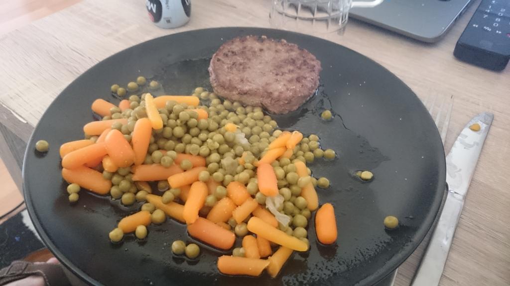BenoitDesboeufs's tweet photo. @vodkabric @MathildeMauran @RoxaneJvn Et voilà tous beigne dans le jus de cuisson! #Petitspoids http://t.co/S8rQttaJS4