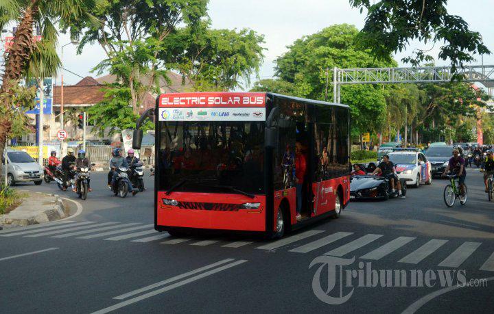 GNFI's tweet photo. Yg ini adl Electric Solar Bus karya ITS Surabaya. Sdh beroperasi di ITS. Tenaga listrik+matahari #karyabangsa http://t.co/zDYnACV8TS