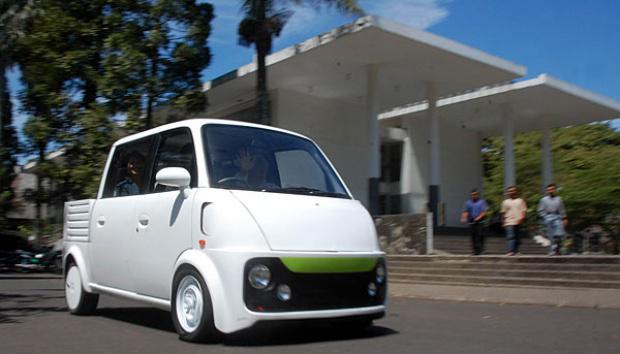 GNFI's tweet photo. Ini mobil listrik karya mahasiswa/i ITB. #KaryaBangsa http://t.co/b3aqC8Lnmo