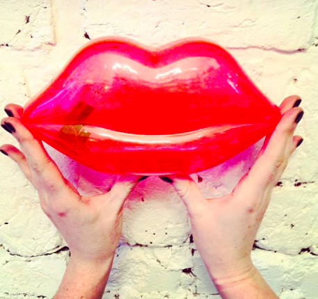 thechicseeker's tweet photo. WIN THIS @LuluGuinness clutch!! 
1⃣ Retweet this post
2⃣ tag @thechicseeker 
3⃣ Use #BEMINE
4⃣ Follow us http://t.co/dxLmNnz2lF
