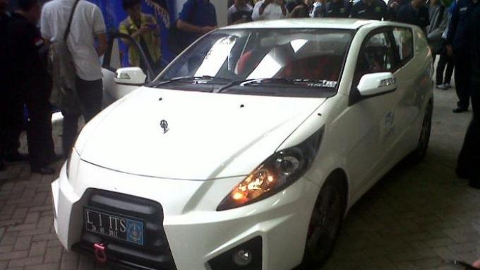 GNFI's tweet photo. Mobil Molina karya ITS Sby. Walikota Sby berjanji menjadikannya mobil dinas jika mobil ini dipasarkan #KaryaBangsa http://t.co/mZ9tjNfTYi