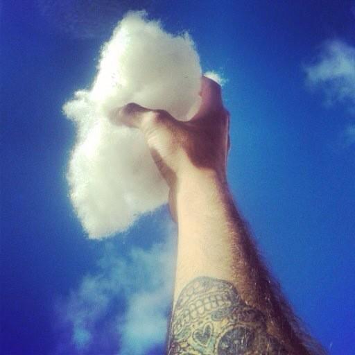 AlconAcosta's tweet photo. "@ElCanijodeJerez: "Me paso la vida Colgado de las Nubes buscando esa luz que brilla infinita en el tiempo".  http://t.co/doIQnMbdJl"