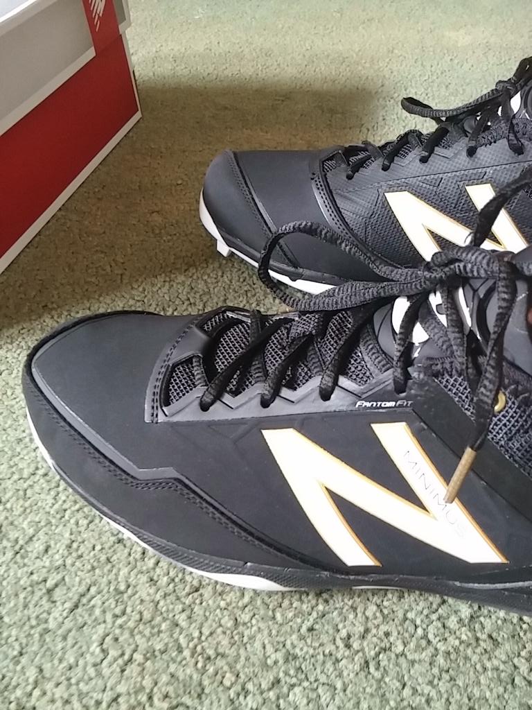 yyoung_coreyy's tweet photo. Catch me on baselines #grind #newballance #betweenthelines #deadlyspeed http://t.co/r6wLr9p8Vn