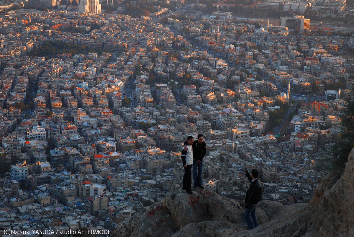 NatsukiYasuda's tweet image. いまやシリアという国の名前から、戦場やイスラム国を連想する人も多いかもしれない。写真は2009年、シリア首都ダマスカスを見下ろした風景。これまで足を運んだ中で、最も美しい場所だ。一日でも早く、あの美しい場所が平安を取り戻しますように。