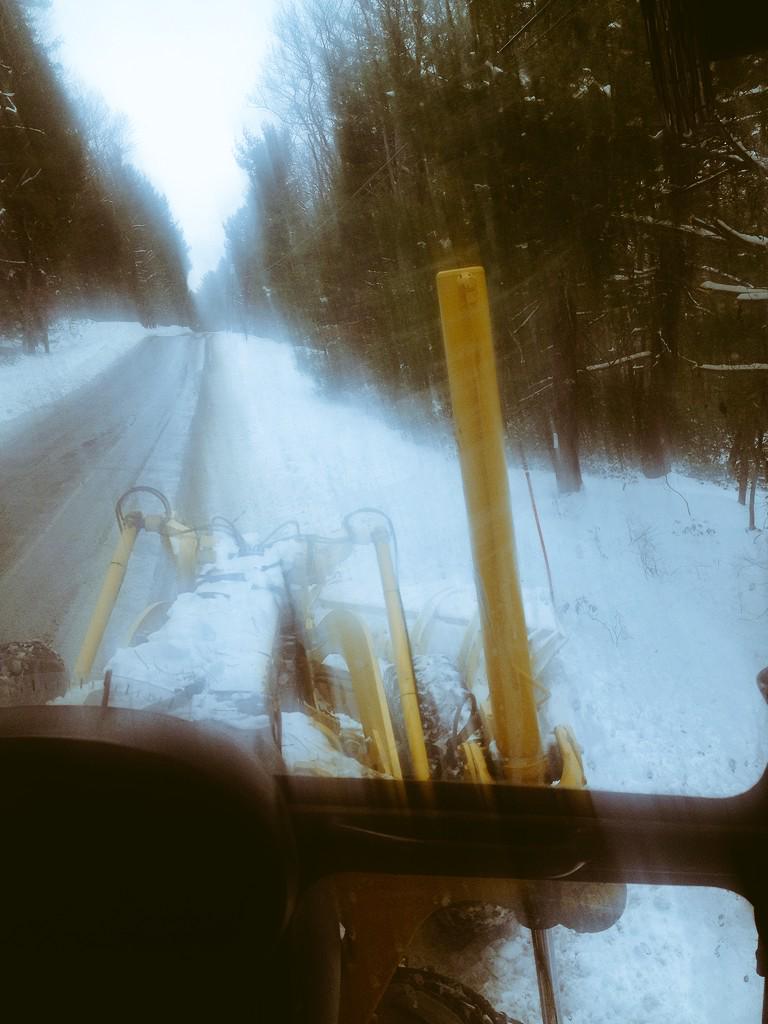 avissato's tweet photo. Pushing back snow-covered roads  tafton http://t.co/retDC3Lqfw