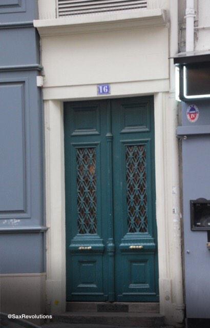 SaxRevolutions's tweet photo. Hace 121 años Sax fallecía en un piso d este portal.121 years ago, Sax died in one of the flats of this entrance hall http://t.co/b4wNJ77xH1