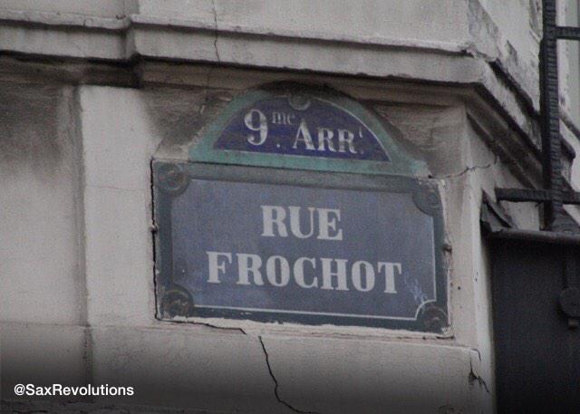 SaxRevolutions's tweet photo. Hace 121 años Sax fallecía en un piso d este portal.121 years ago, Sax died in one of the flats of this entrance hall http://t.co/b4wNJ77xH1