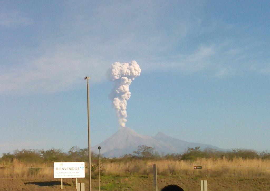 Vulcano Fuego Guatemala, la colonna di fumo e cenere da 5600 metri