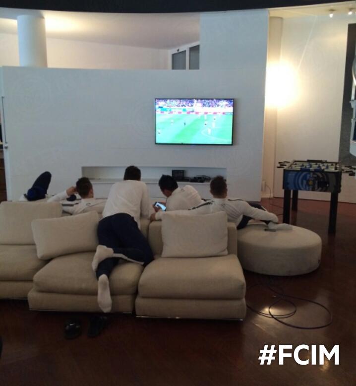 Inter's tweet photo. Prima di iniziare l'allenamento, qualche minuto davanti alla tv per il derby di Madrid! #AtleticoRealMadrid #FCIM http://t.co/DoWJ15mOJl