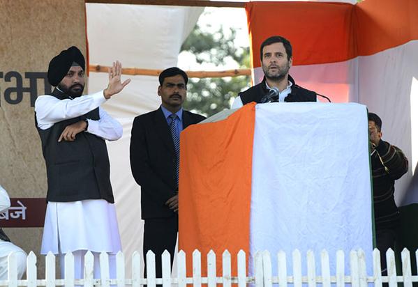voiceisyours's tweet photo. @RoflGandhi_ 
5 saal kejriwal!!
#CongressKiDilli
#bakchodi http://t.co/RQDflwzti5