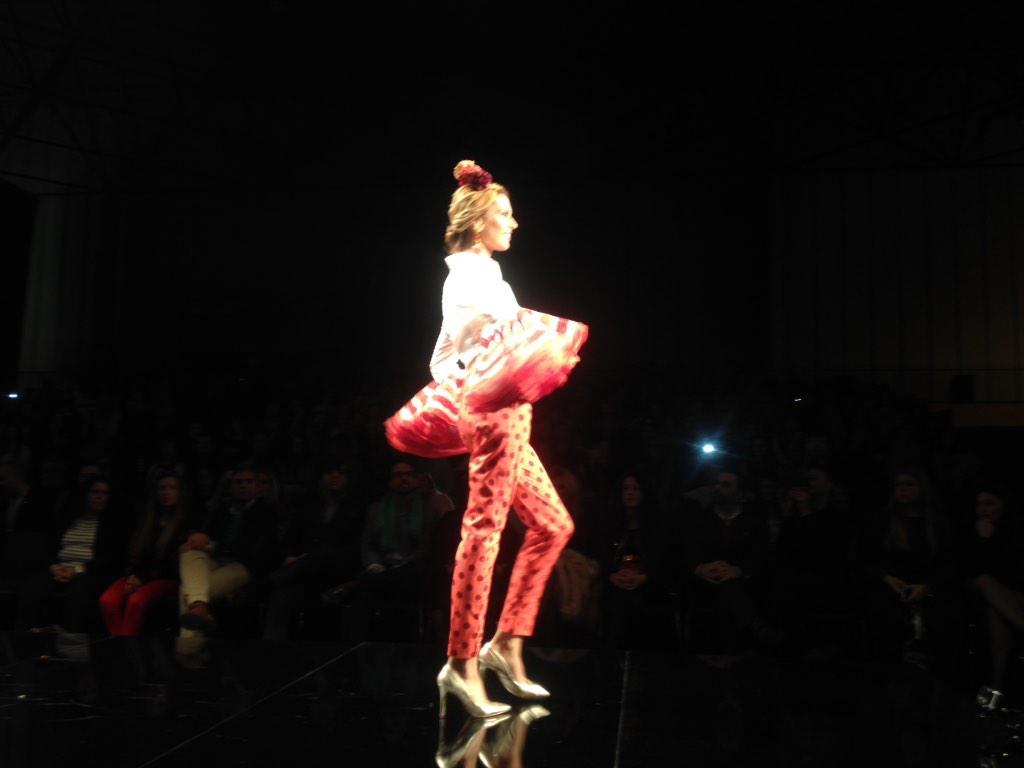 simofsevilla's tweet photo. Conjuntos de pantalón con volantes en las mangas y por supuesto, las voluminosas faldas de @saradebenitez #simof2014 http://t.co/9UyXCV6gIk