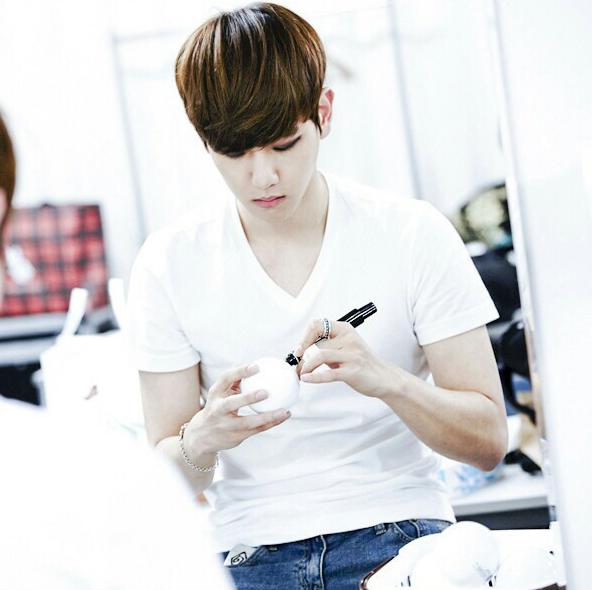 ByunBaekhyunID's tweet photo. ♡0시 백현분♡
#백현아사랑해 http://t.co/31yN1H8T6F