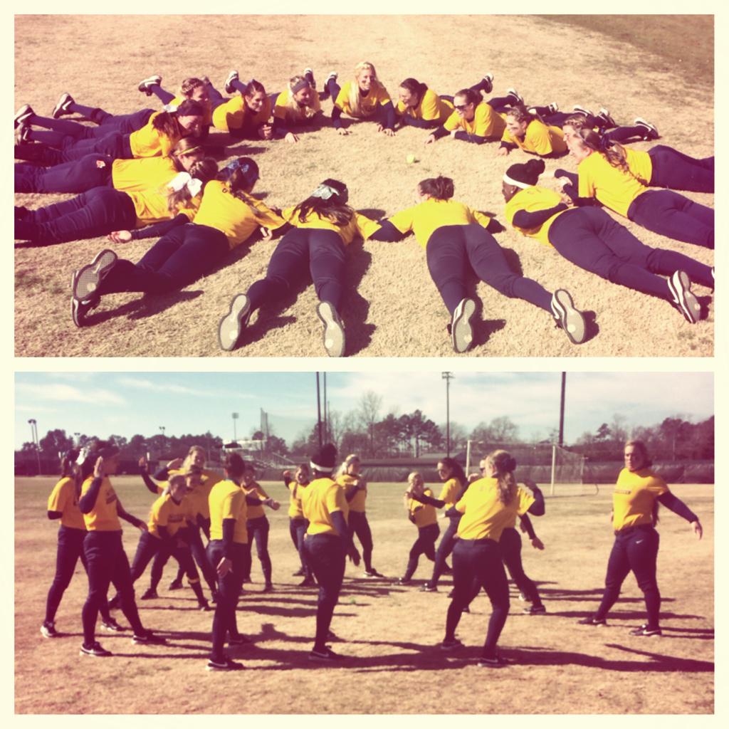 MackenzieDraine's tweet image. A little pre game team bonding and laughter before we take the field!