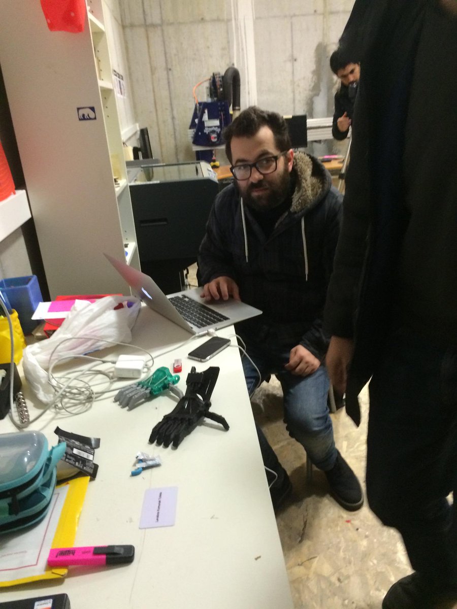 BasqueFabLab's tweet photo. @malberto Cuenta su experiencia con @Enablethefuture haciendo prótesis con #Impresion3D para niños @3DHubs #Bilbao http://t.co/xFqnNOHLQ0