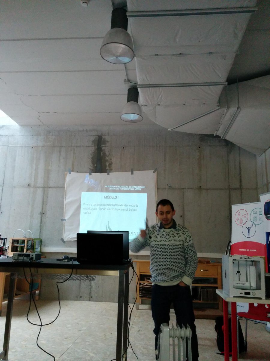 BasqueFabLab's tweet photo. Charbell de @Osteophoenix nos cuenta sobre prótesis personalizables con #impresión3D en titanio.@3dhubs #Bilbao http://t.co/oHVtUteTyw