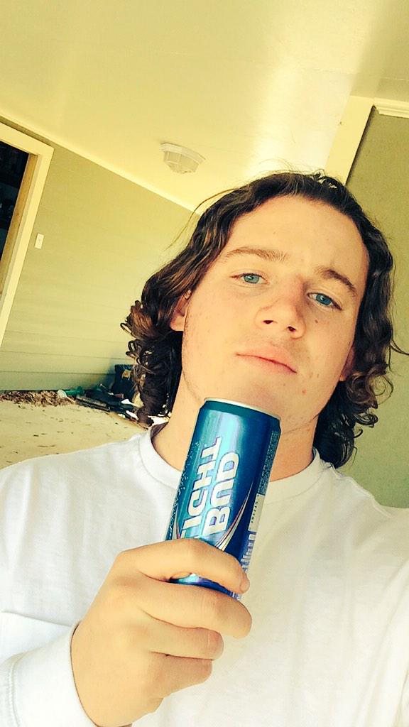 carson_reeves's tweet photo. Starting my day off right #crackingcoldones http://t.co/tCbcQE9eAA